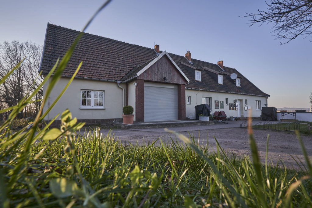 Haus am Fuchsberg in Halle-Kröllwitz mit Zufahrt und Parkplätzen