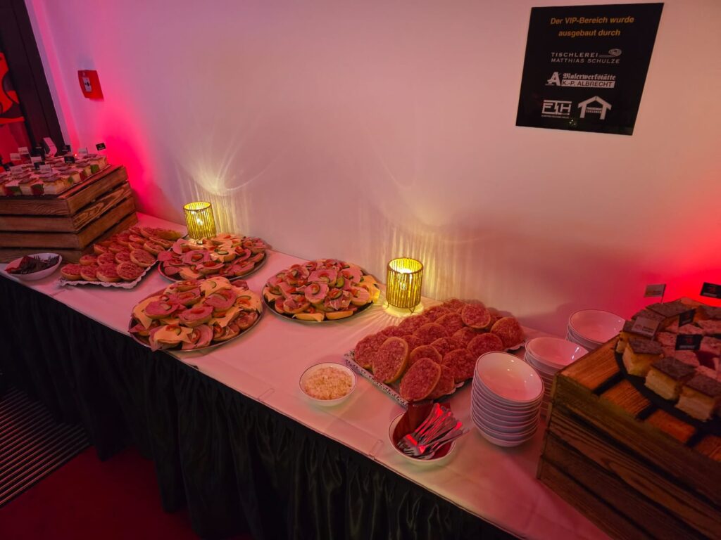 Cateringbuffet des Hauses am Fuchsberg mit angerichteten Platten